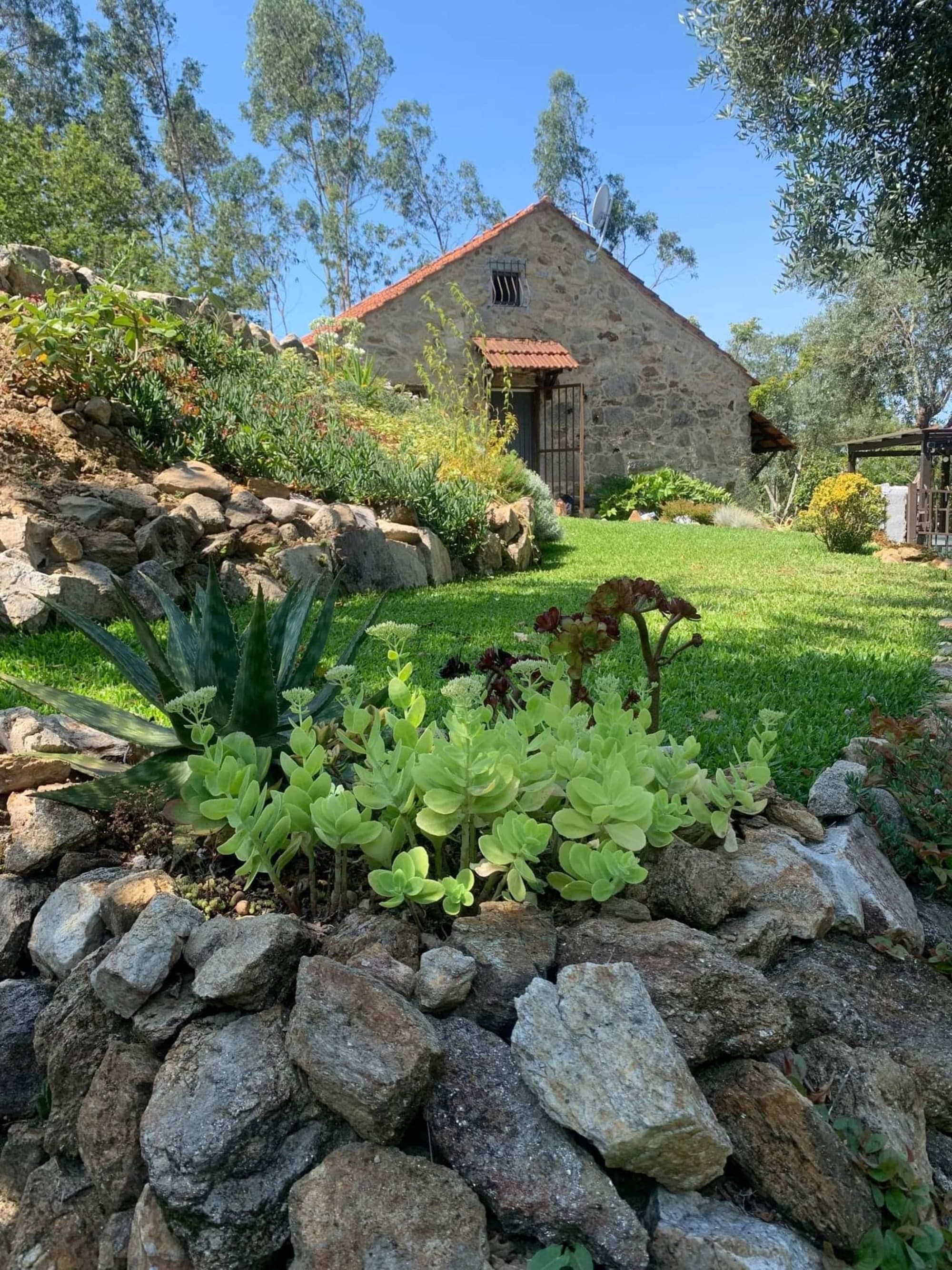 Uma casinha de pedra na encosta do monte