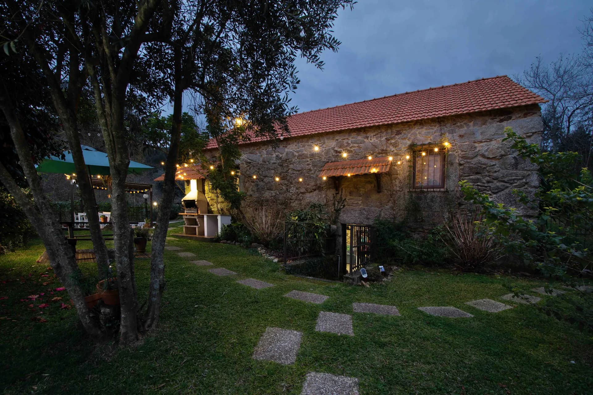 Casa de pedra e jardim — Cedrim Hillside