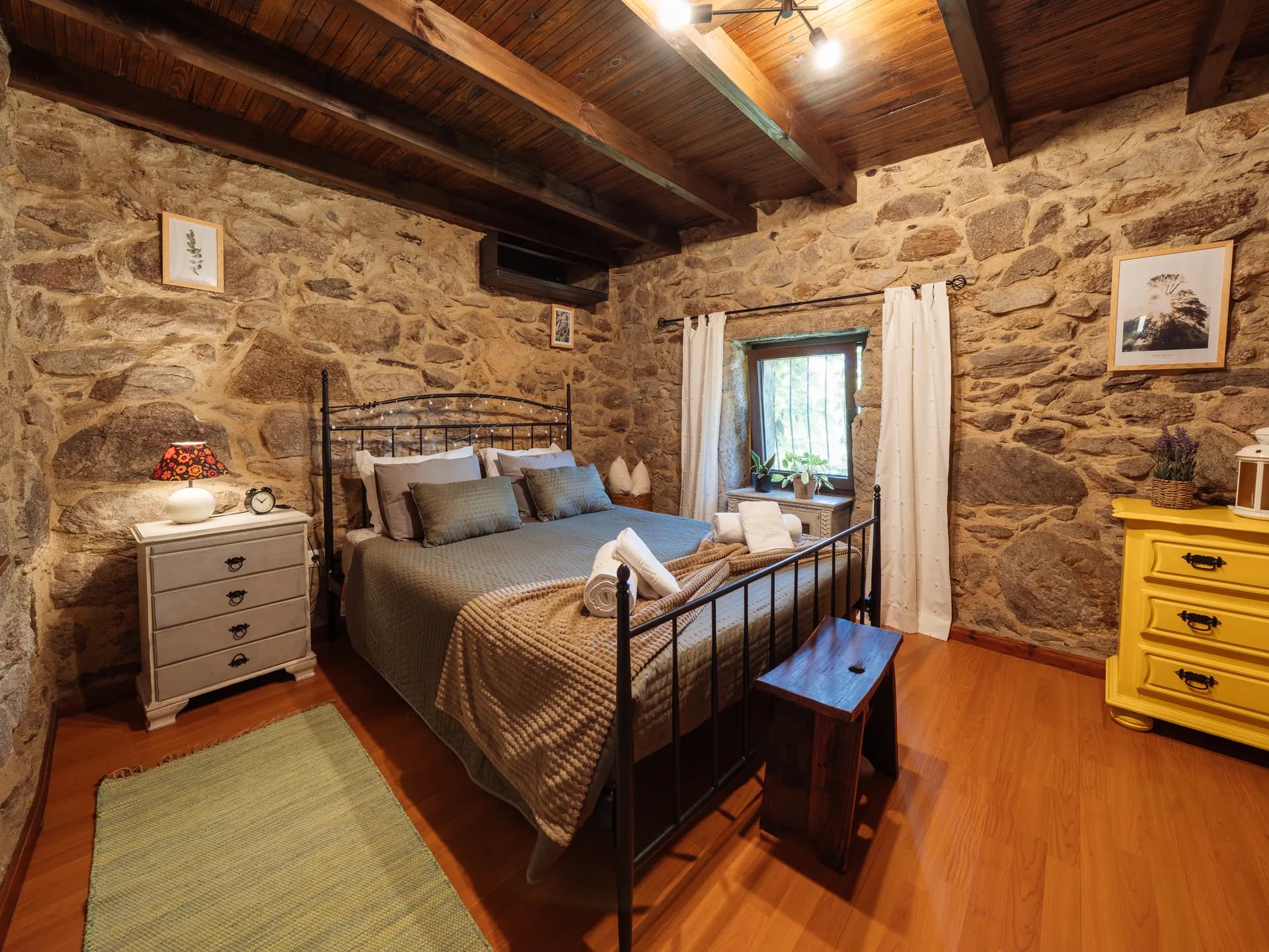 Quarto com soalho de madeira