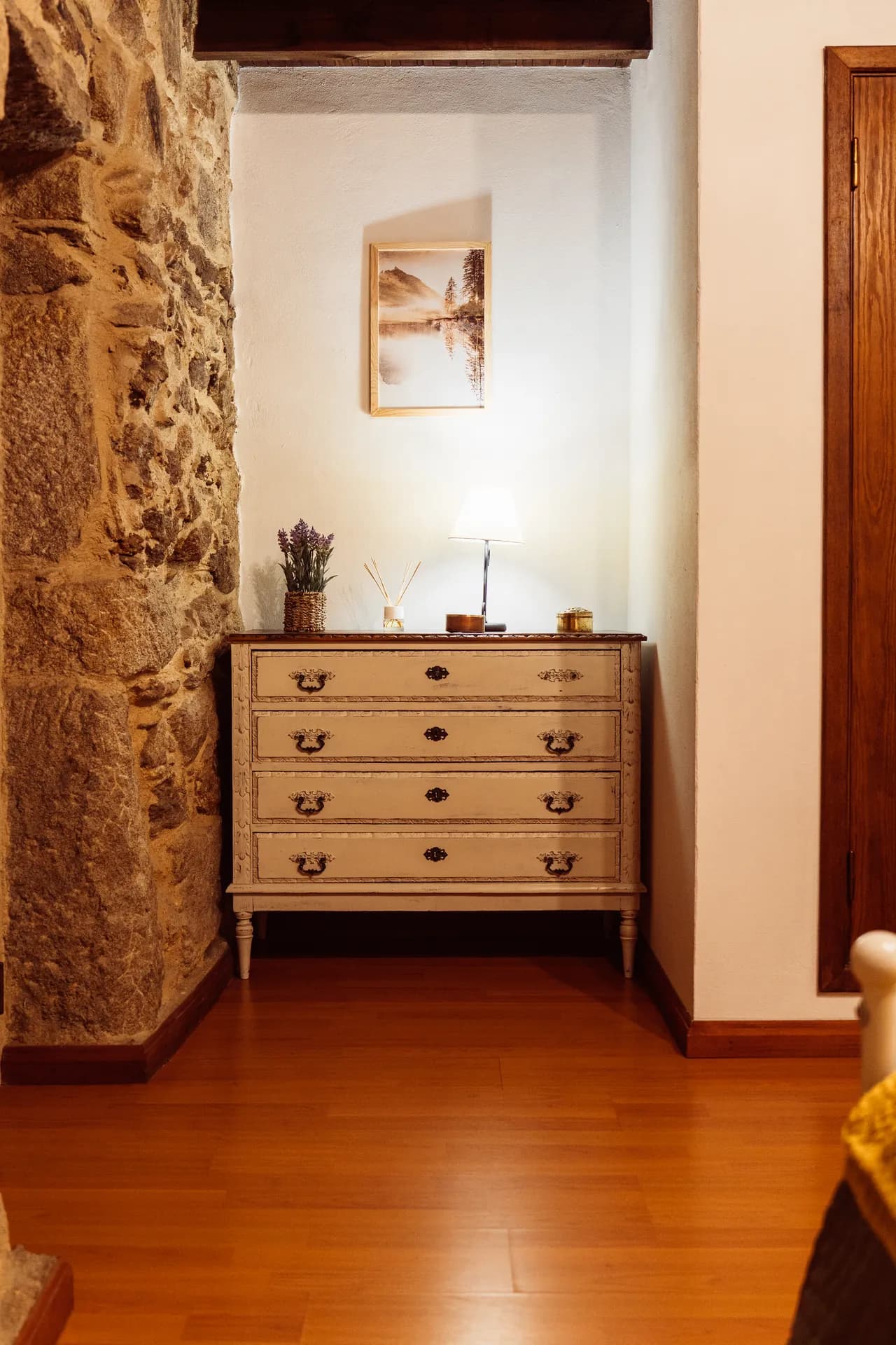 Quarto com cómoda