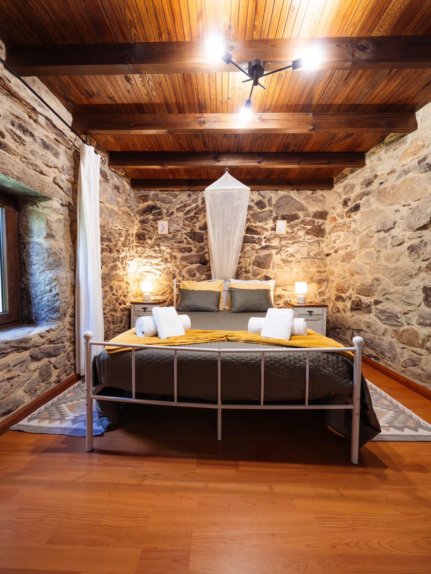 Quarto rústico em pedra e madeira