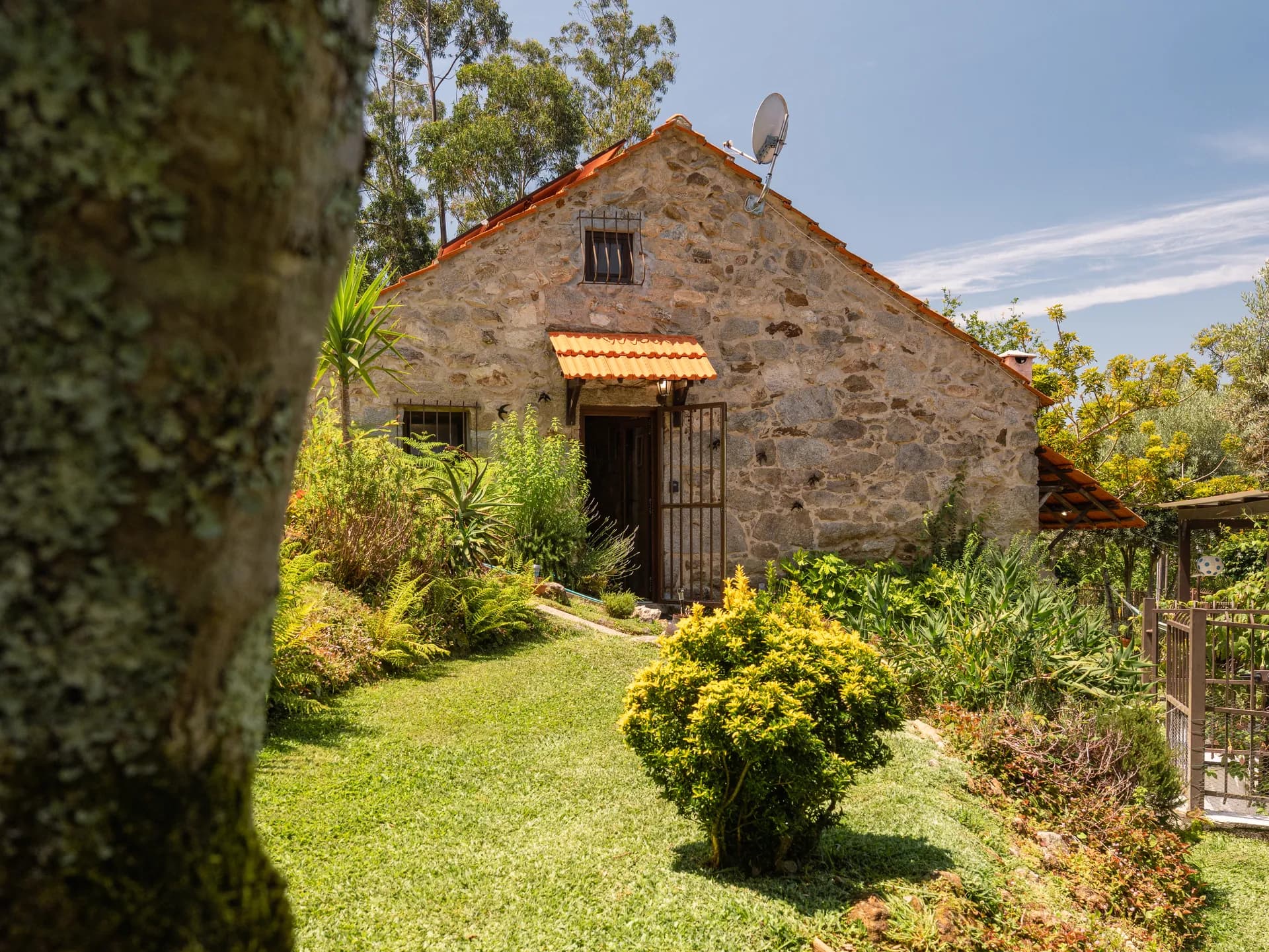 Casa de pedra na encosta