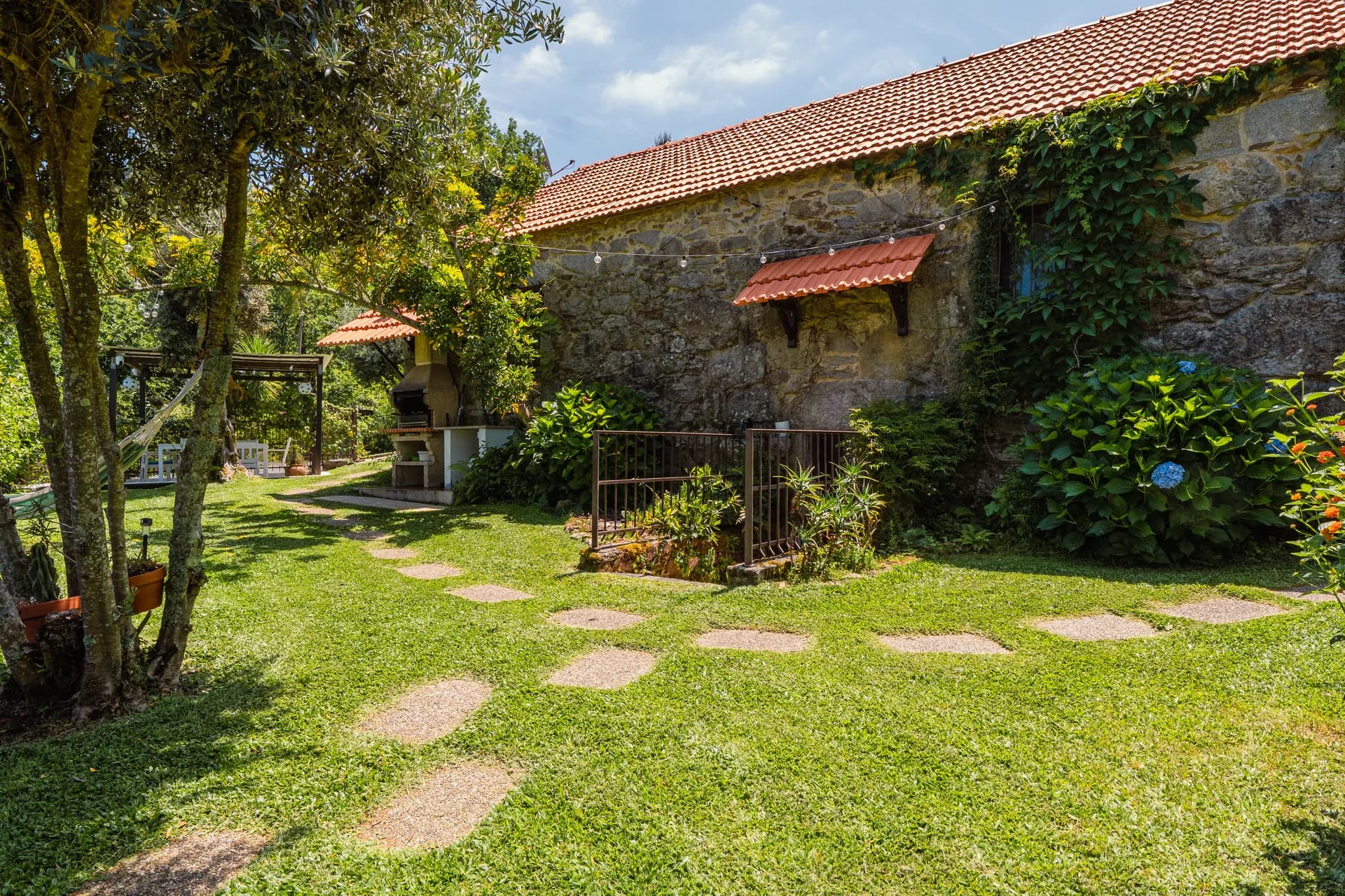 Exterior da casa e jardim relvado