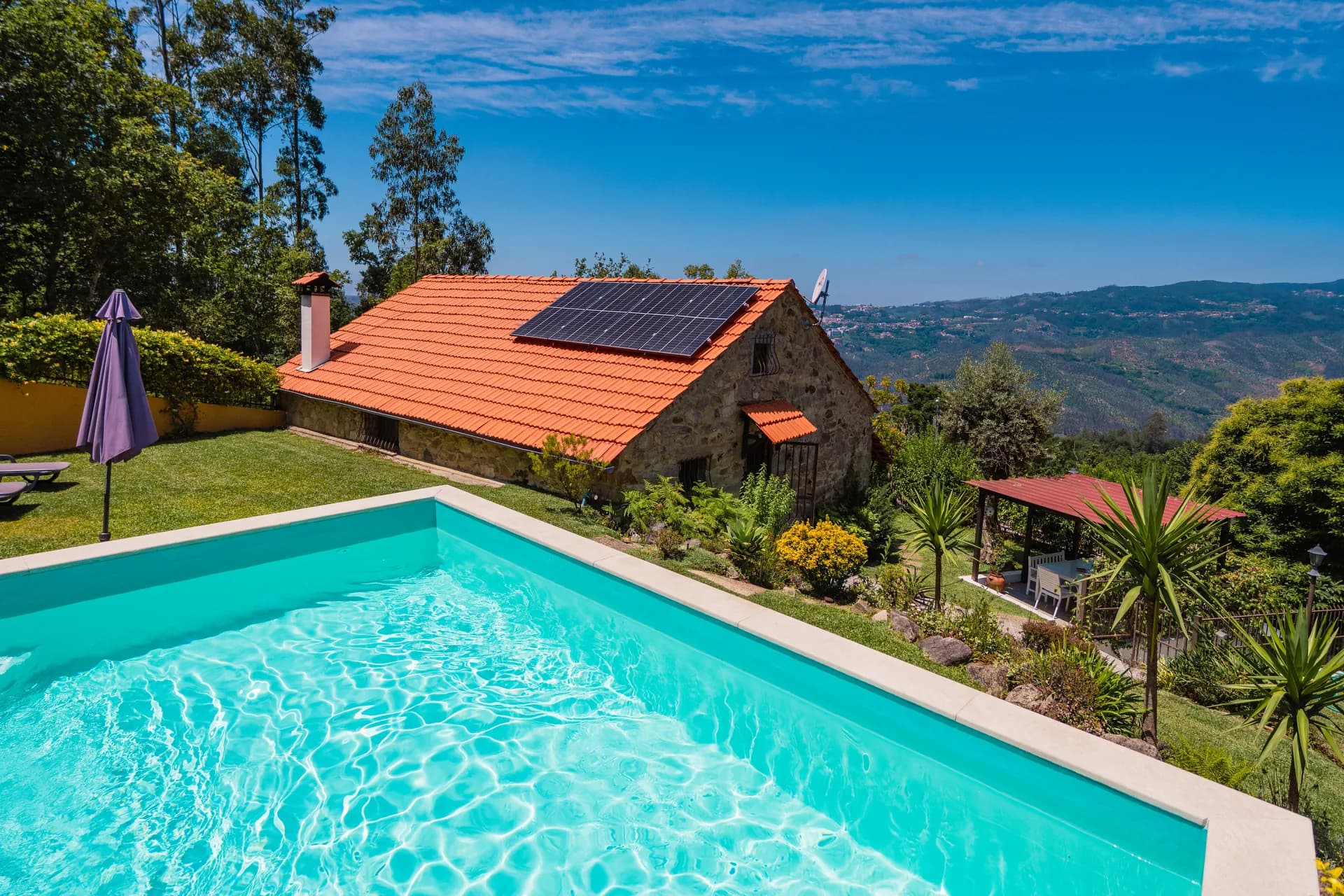 Piscina de água salgada com vista para o Vale do Vouga