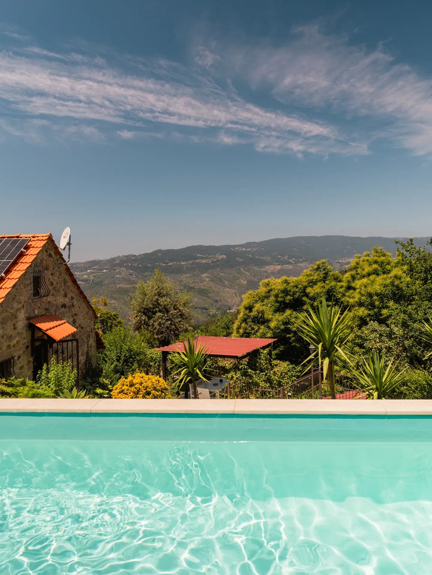 Piscina com vista sobre o monte