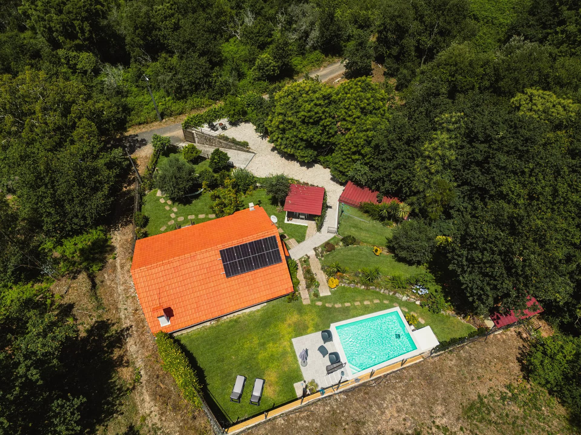 Vista aérea da propriedade com piscina e jardim